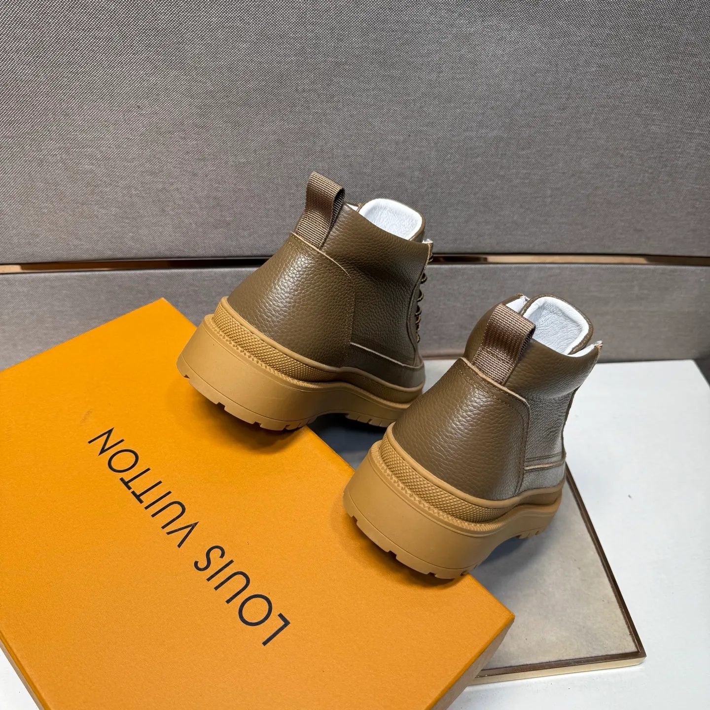 Men's men's shoes 💰pp460 [LV～] Men's casual high-top shoes 2025z cabinet sales simultaneously 🔶Size: 38-44#️⃣ 🔷3 colors🔜The upper is made of multi-material splicing ➕Genuine leather lining, comfortable and breathable, sole: original comfortable and wear-resistant outsole, ⚠️real thing📱photographed🎬real thing is better📢📢📢